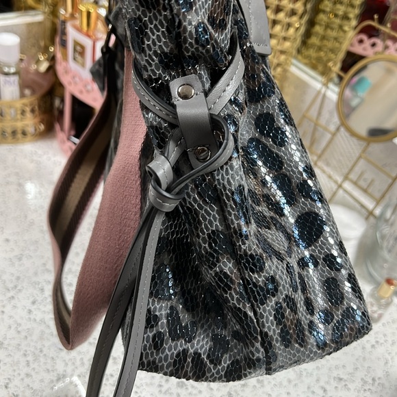 Faux snakeskin leopard print tote - Picture 7 of 9